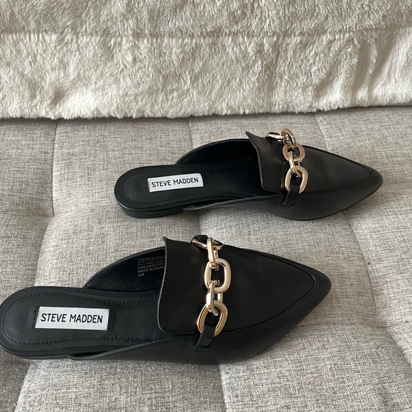 Steve Madden Black Leather Mules with gold chain, size 7med - Picture 4 of 6